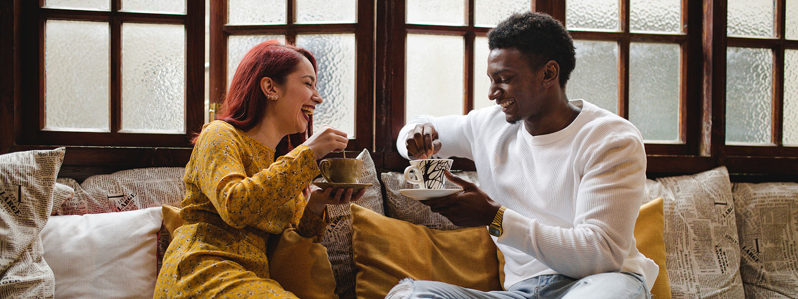 Two people enjoy a date after meeting on Tinder.