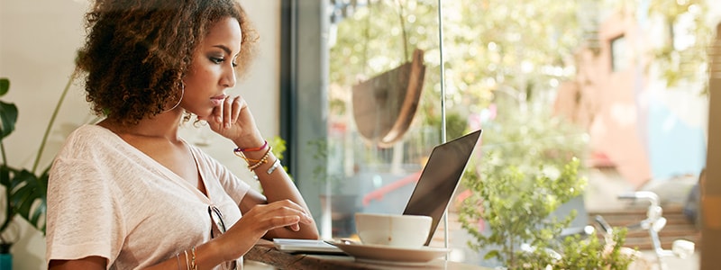 woman-laptop-mirror