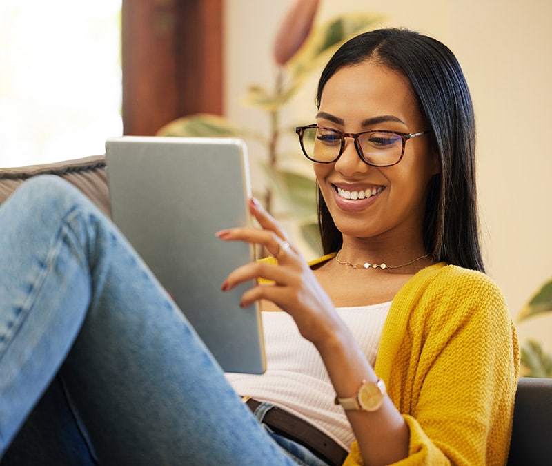 A woman using an iPad to read about how to protect herself from viruses.