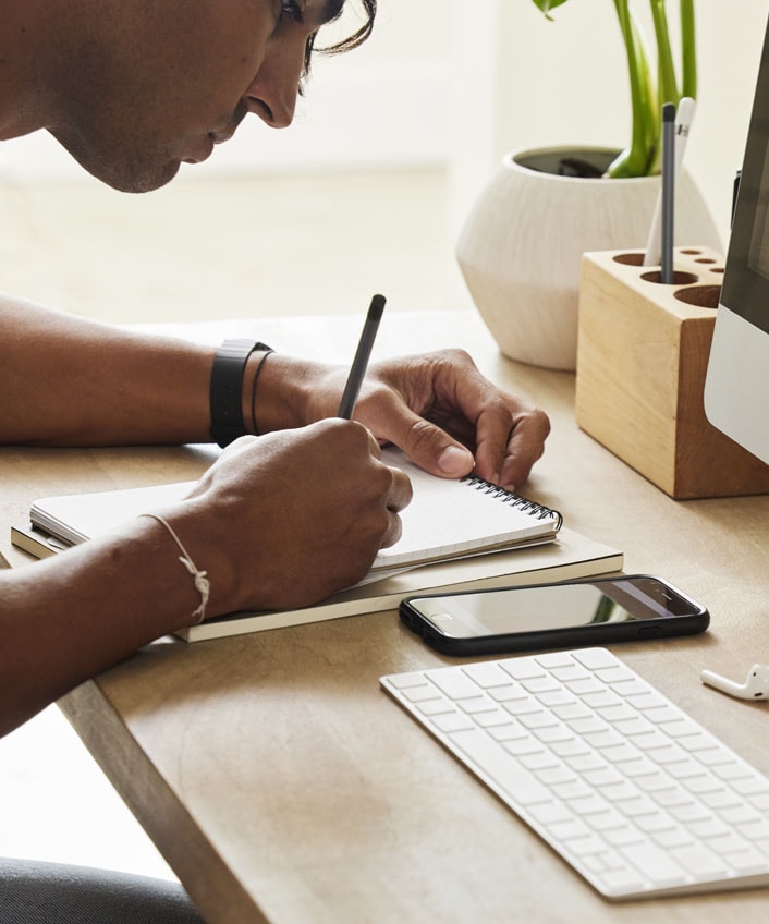 A man jotting down notes about private browsing.