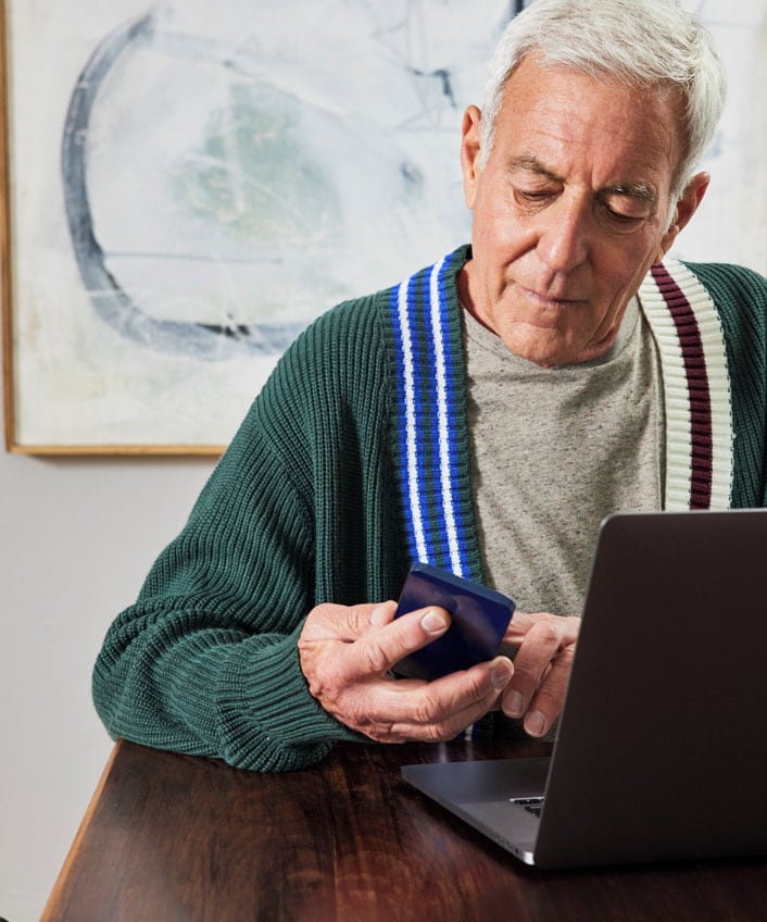 oldman-phone-laptop